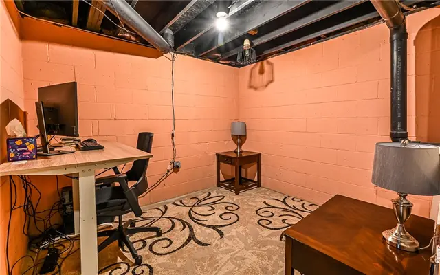 213 Lawrence Court gallery image 3