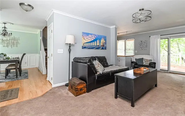 213 Lawrence Court gallery image 10