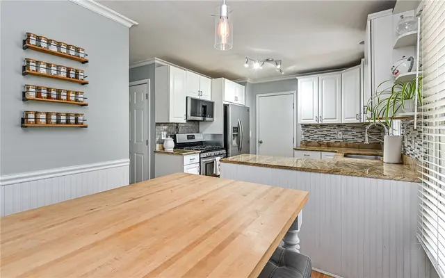213 Lawrence Court gallery image 12