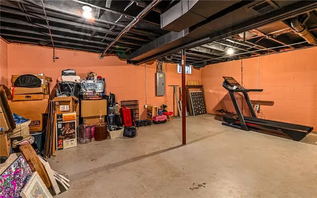 213 Lawrence Court gallery image 14