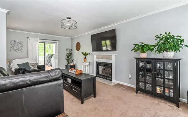 213 Lawrence Court gallery image 15
