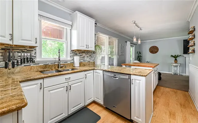 213 Lawrence Court gallery image 16