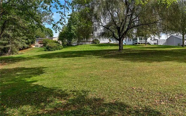 213 Lawrence Court gallery image 18