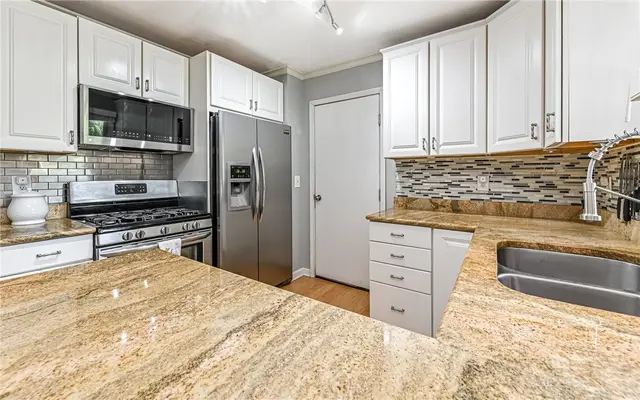 213 Lawrence Court gallery image 19