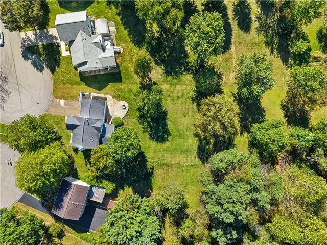 213 Lawrence Court gallery image 29