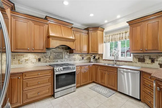214 Cashmere COURT gallery image 24