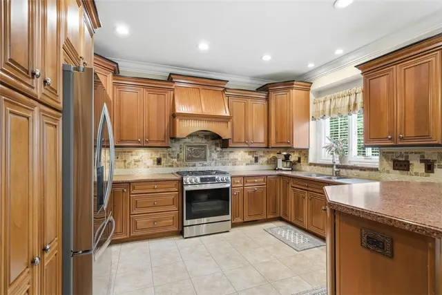214 Cashmere COURT gallery image 28