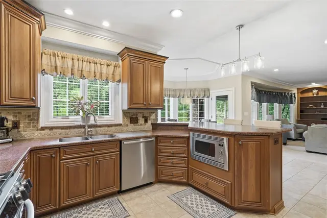 214 Cashmere COURT gallery image 34