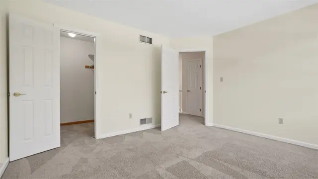 2147 Huntington Court S gallery image 32