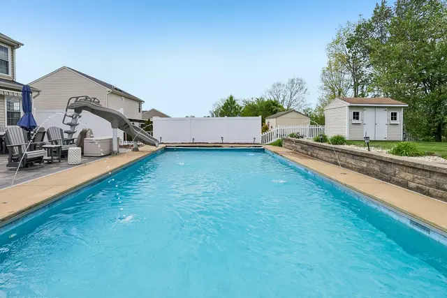 215 Cobblestone DRIVE gallery image 4