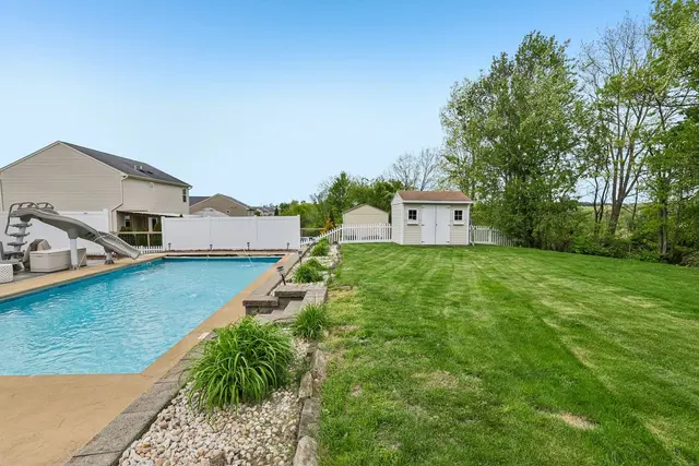 215 Cobblestone DRIVE gallery image 6