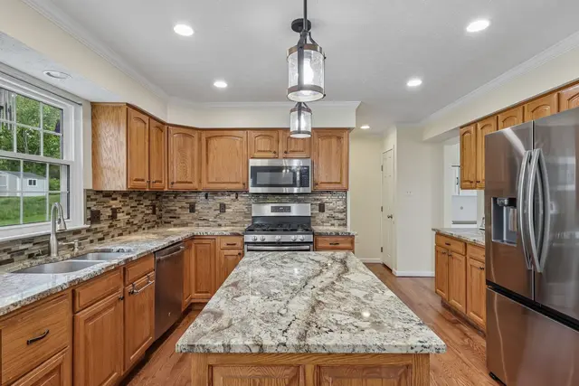 215 Cobblestone DRIVE gallery image 7