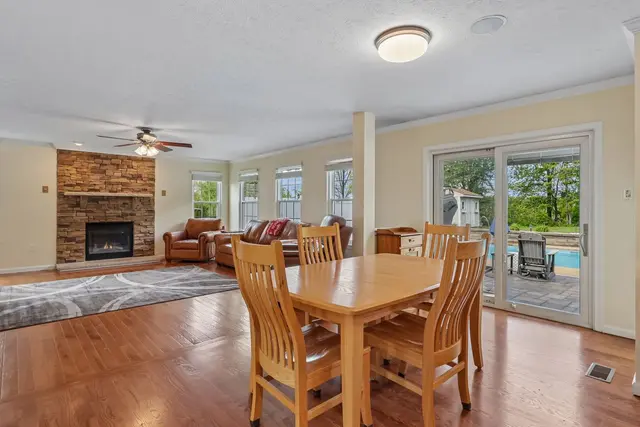 215 Cobblestone DRIVE gallery image 9