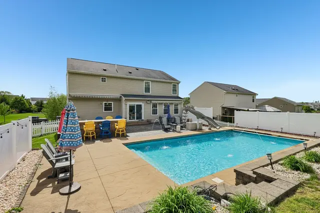 215 Cobblestone DRIVE gallery image 16