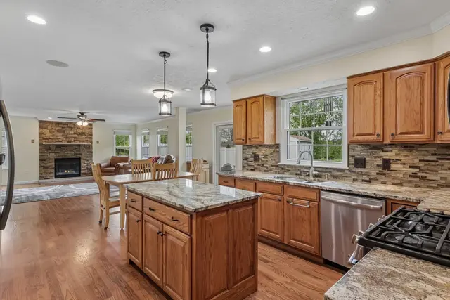 215 Cobblestone DRIVE gallery image 24