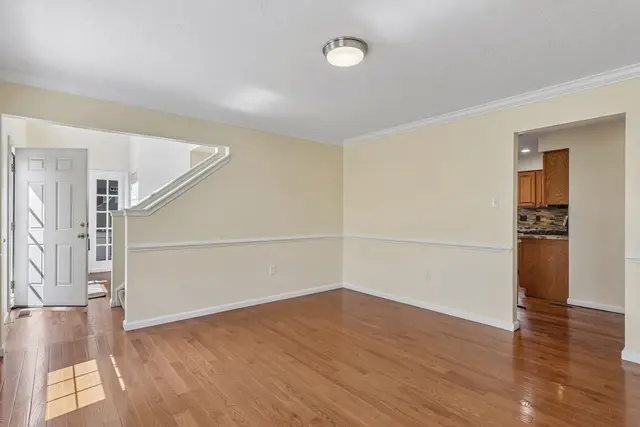 215 Cobblestone DRIVE gallery image 25