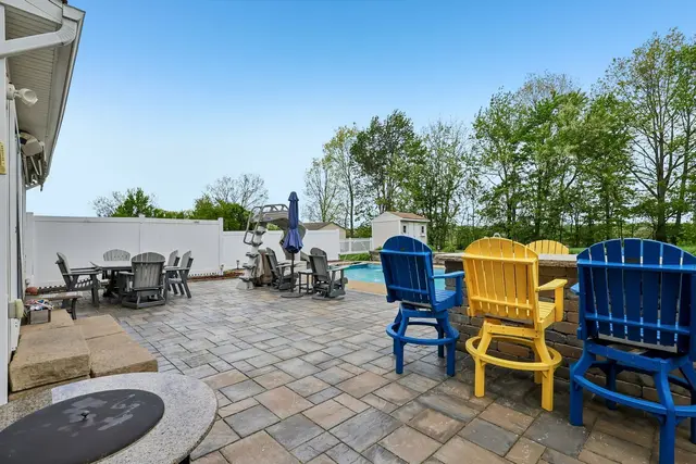 215 Cobblestone DRIVE gallery image 26
