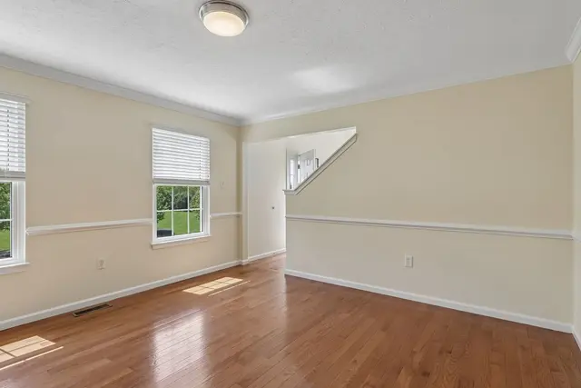 215 Cobblestone DRIVE gallery image 27