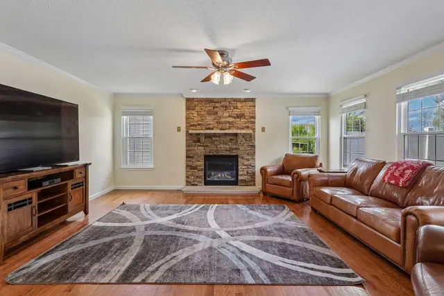 215 Cobblestone DRIVE gallery image 28
