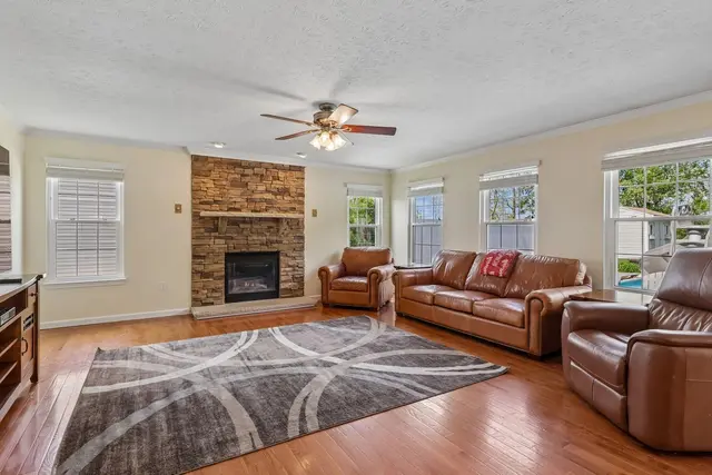 215 Cobblestone DRIVE gallery image 29