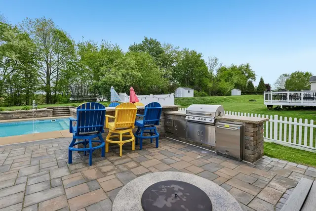 215 Cobblestone DRIVE gallery image 33