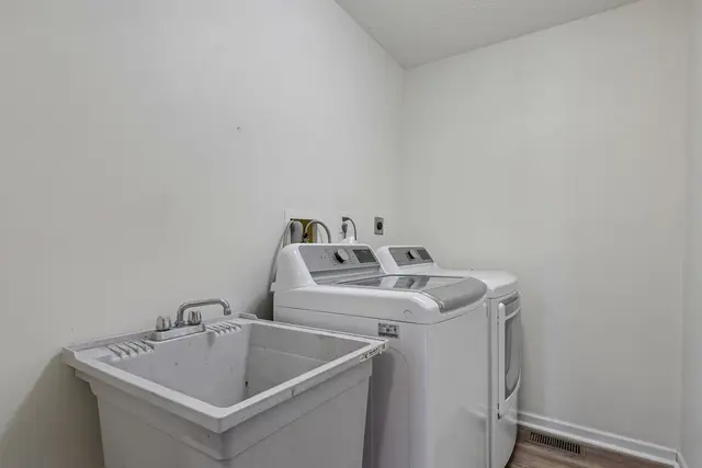 215 Cobblestone DRIVE gallery image 35