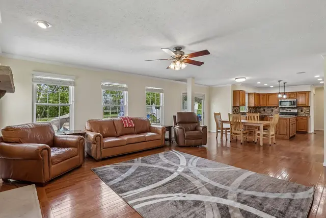 215 Cobblestone DRIVE gallery image 38