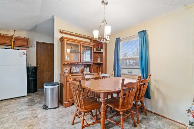 216 Blossom Ln gallery image 10