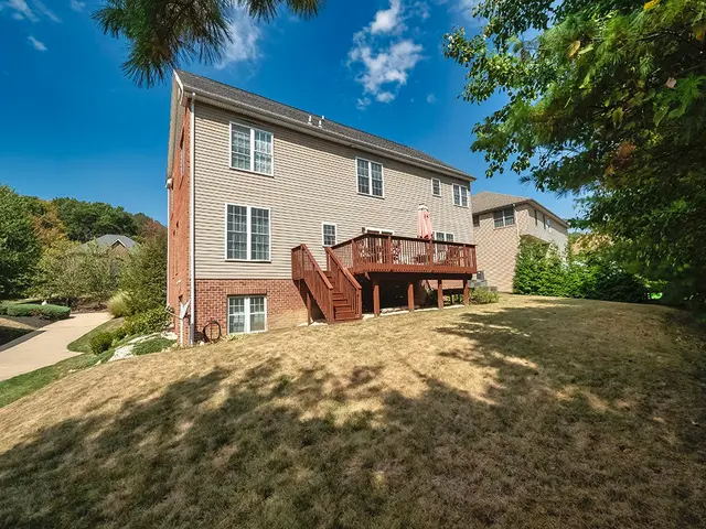 216 Dorsay Valley Drive gallery image 2