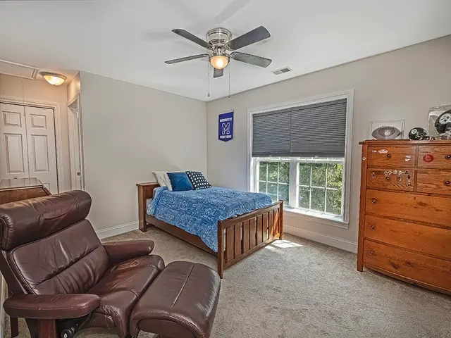 216 Dorsay Valley Drive gallery image 23
