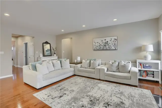 216 Overlook Dr gallery image 2