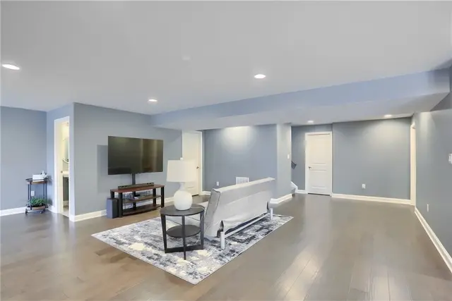 216 Overlook Dr gallery image 3
