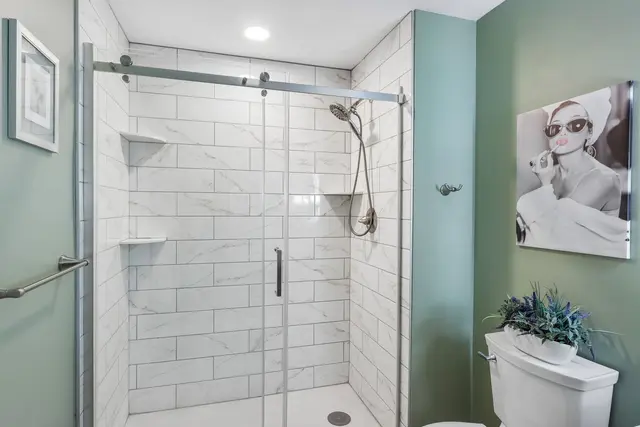 218 Castle Creek DRIVE gallery image 9