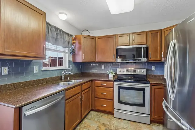 218 Castle Creek DRIVE gallery image 12