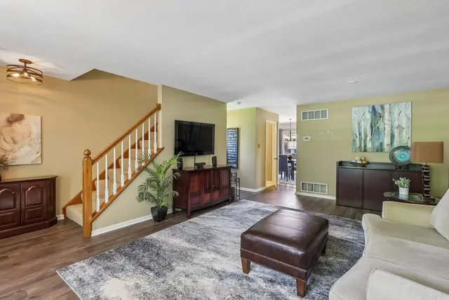 218 Castle Creek DRIVE gallery image 18