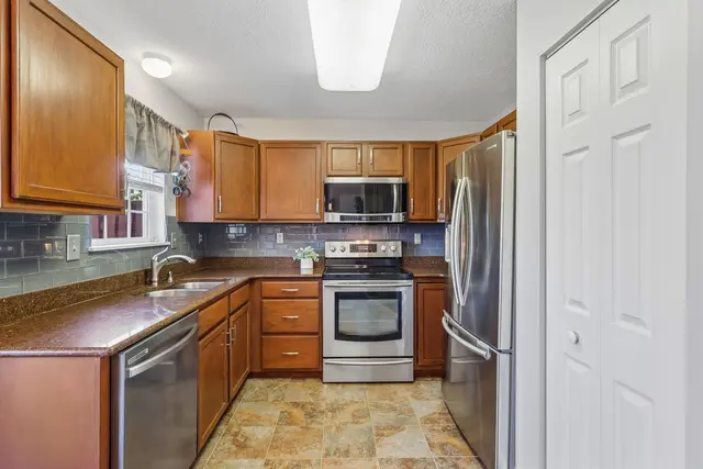 218 Castle Creek DRIVE gallery image 30