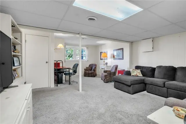 220 Cameron Dr gallery image 11