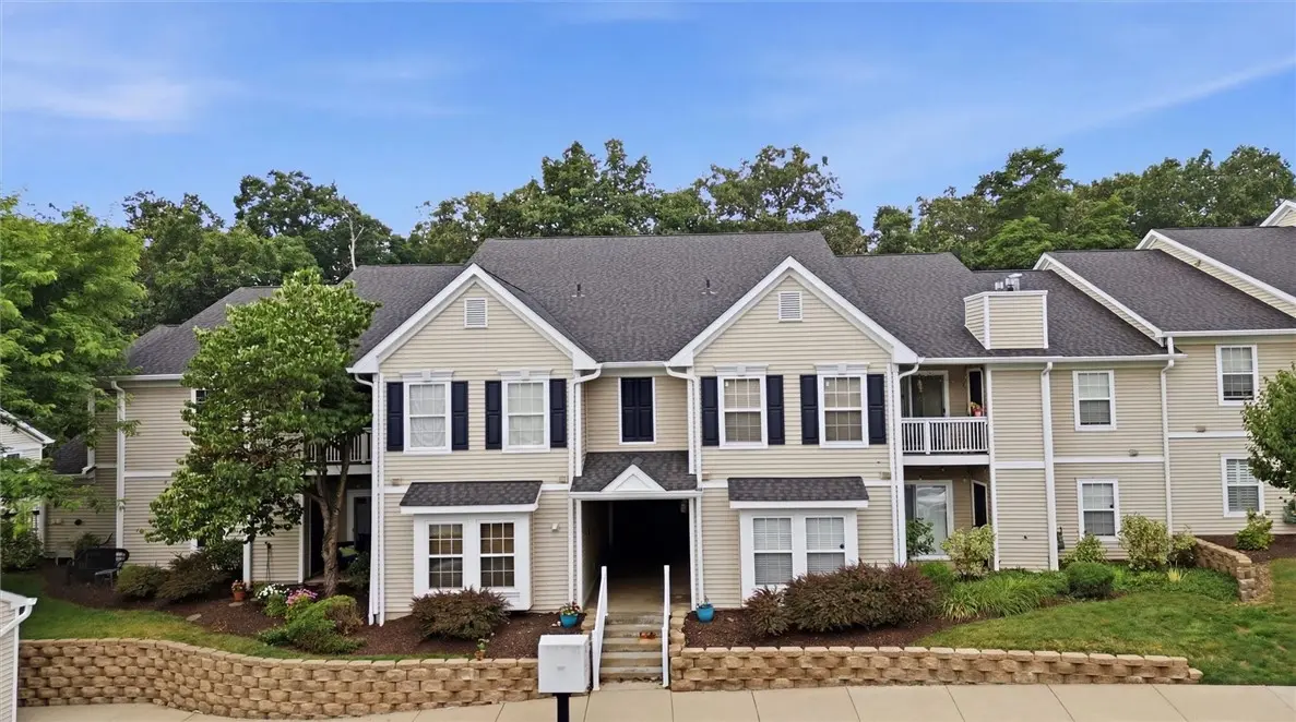2202 Lenox Oval