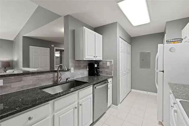 2206 Lenox Oval gallery image 17