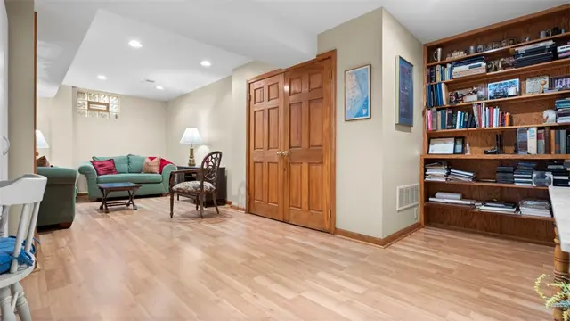 2209 Huntington Ct N gallery image 3