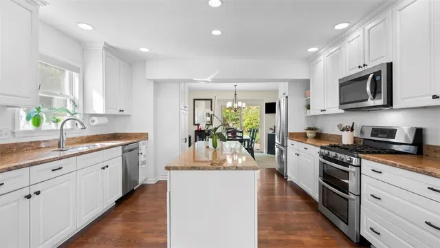 2209 Huntington Ct N gallery image 14
