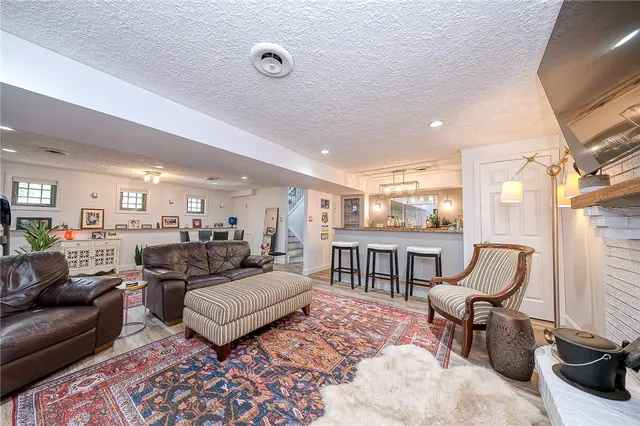 221 Fair Oaks gallery image 15