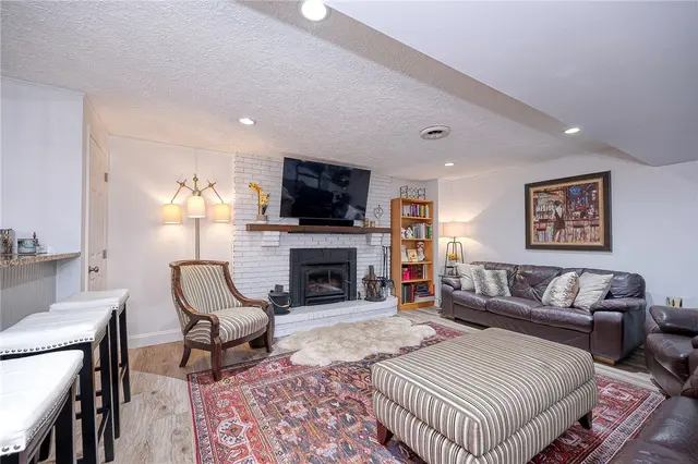 221 Fair Oaks gallery image 17