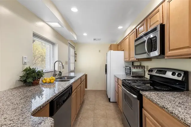 221 Mountain View Rd gallery image 8