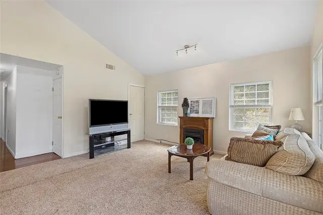 221 Mountain View Rd gallery image 13