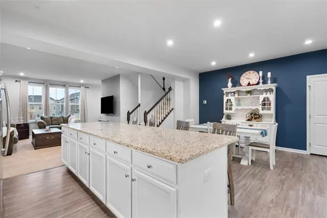 221 Olivia gallery image 2