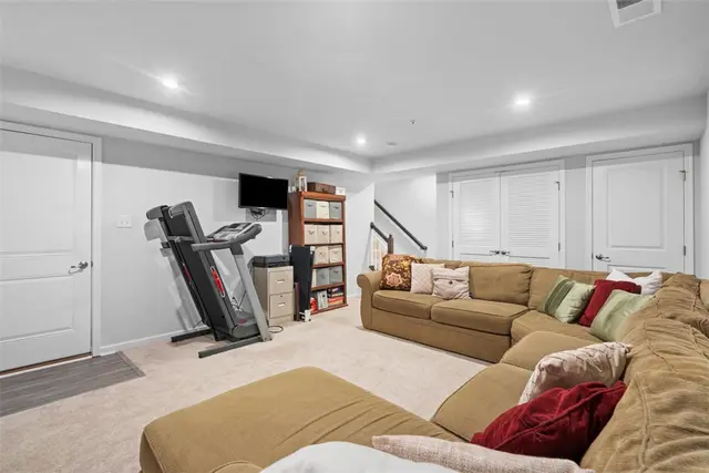221 Olivia gallery image 8