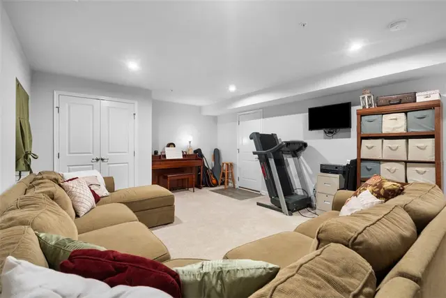 221 Olivia gallery image 32