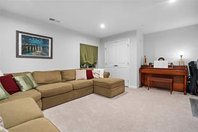221 Olivia gallery image 34