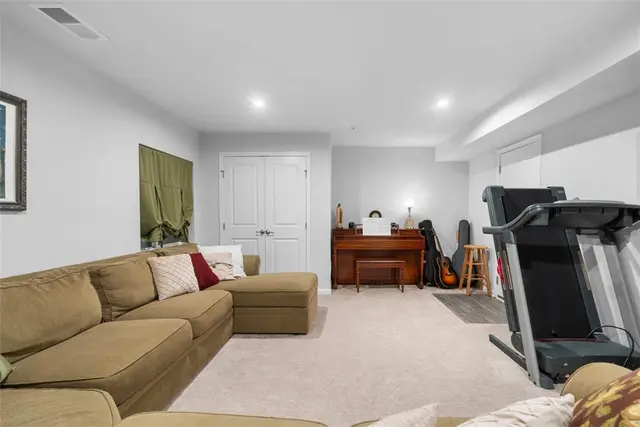 221 Olivia gallery image 49